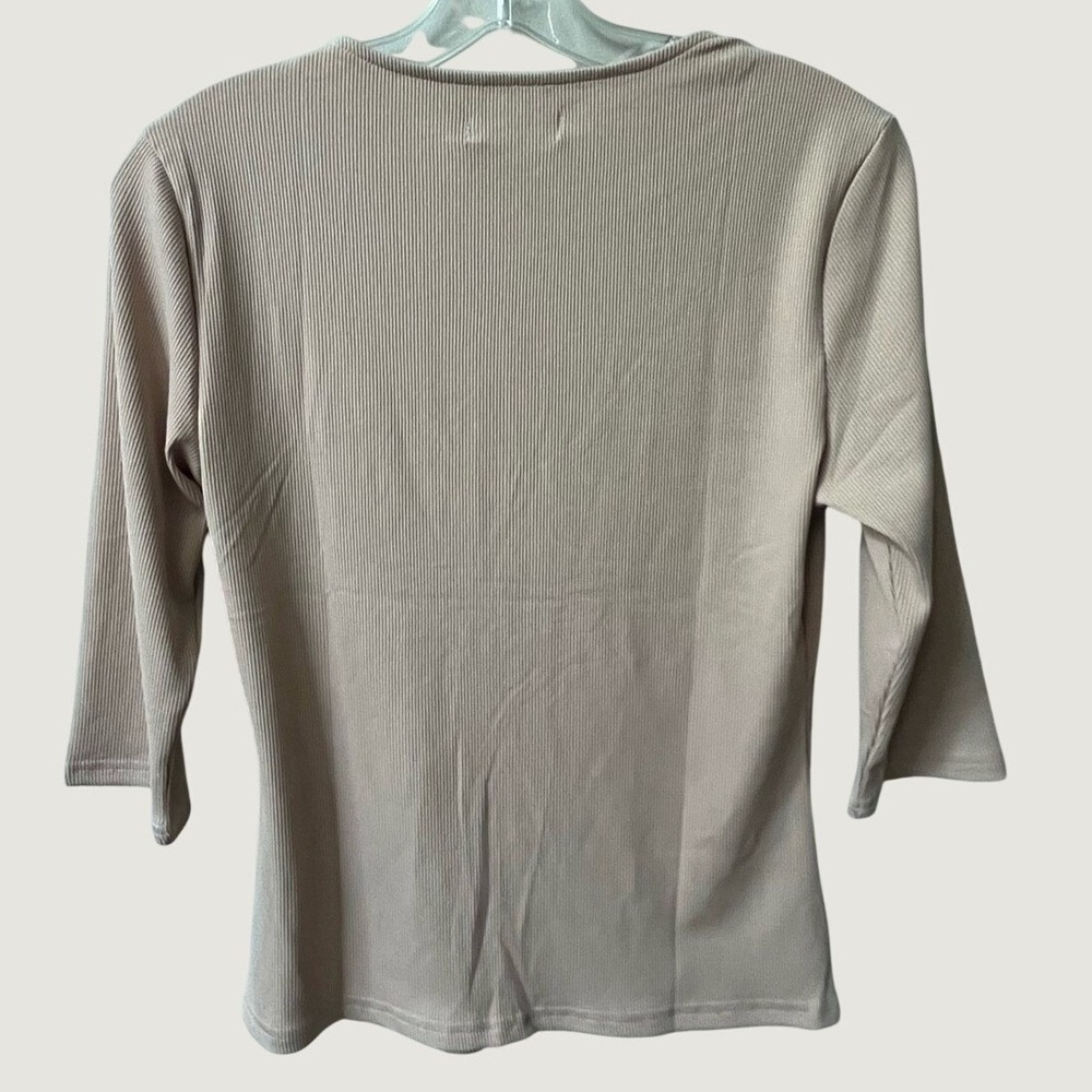 Luxveer Womens Medium Ribbed Lace Trim V Neck 3/4 Sleeve Top Taupe NWT - Picture 2 of 10